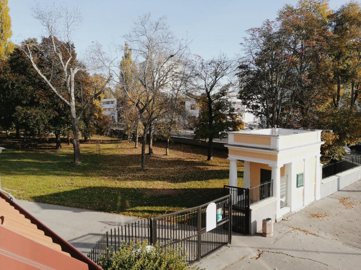 Apartman Pri Parku Sered' Екстериор снимка